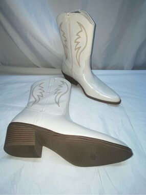 * Women's size 9 Regular width 
Short Western Boots in white